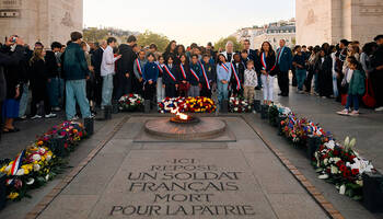 Groupe de personnes sous l'Arc de Triomphe
