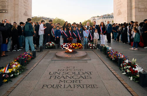 Groupe de personnes sous l'Arc de Triomphe