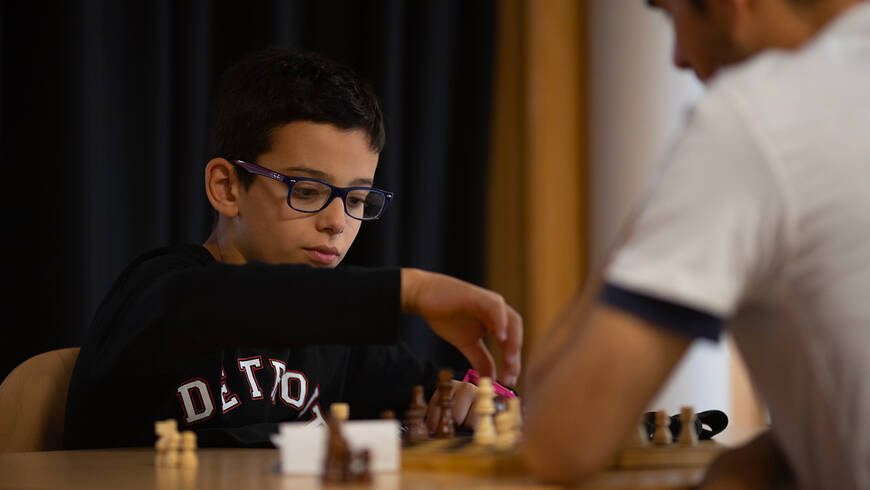un enfant qui joue aux échecs
