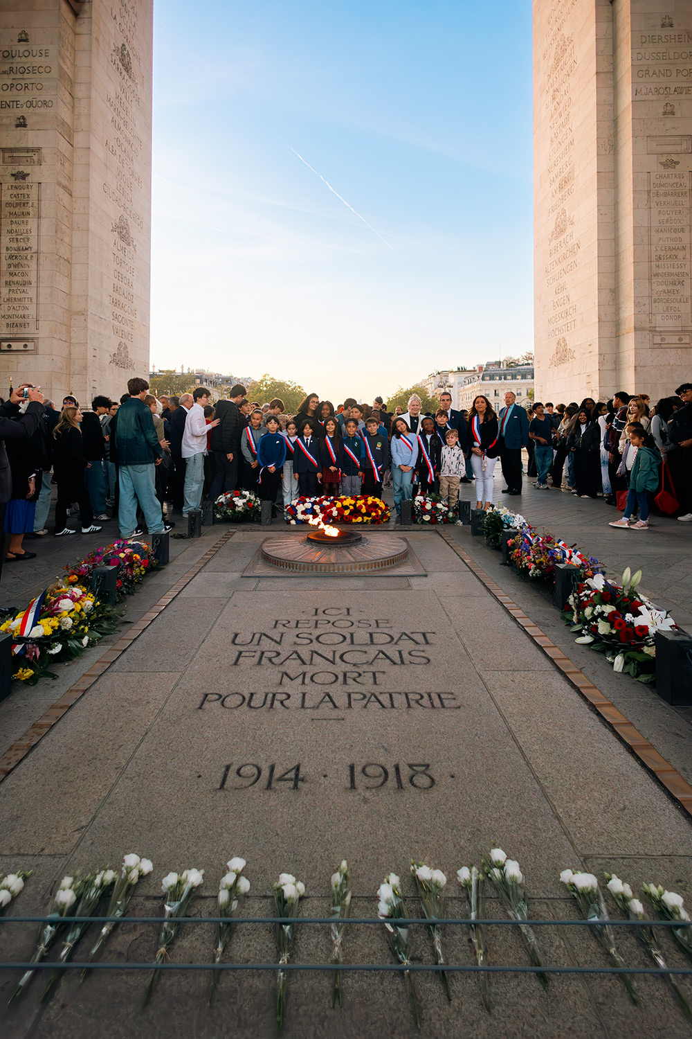 Groupe de personnes sous l'Arc de Triomphe